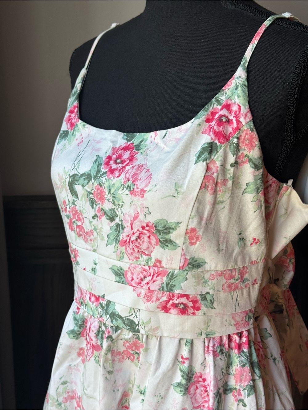 Mi Ami Francesca brand White Floral Dress with Pink and Green Roses Large Euc - Picture 5 of 8